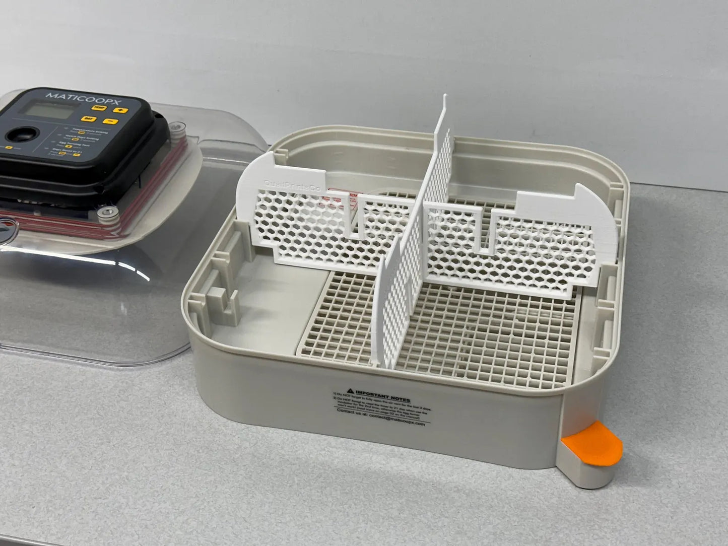 3D printed egg divider for Maticoopx 30 incubator by HoneyBunny3D, used for chick hatching and egg separation.