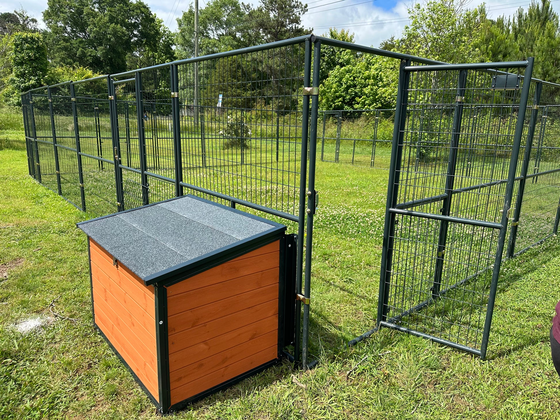 HoneyBunny3D replacement clamps brackets for Retriever dog outdoor kennel, showing sturdy metal components in a close-up image.