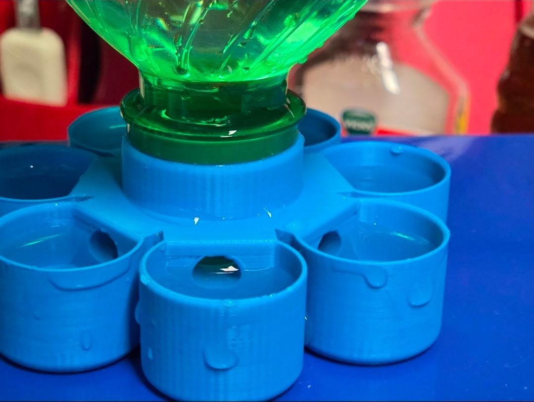 HoneyBunny3D Drinker Base for chicks and quail, plastic poultry watering system with adjustable height and easy setup.